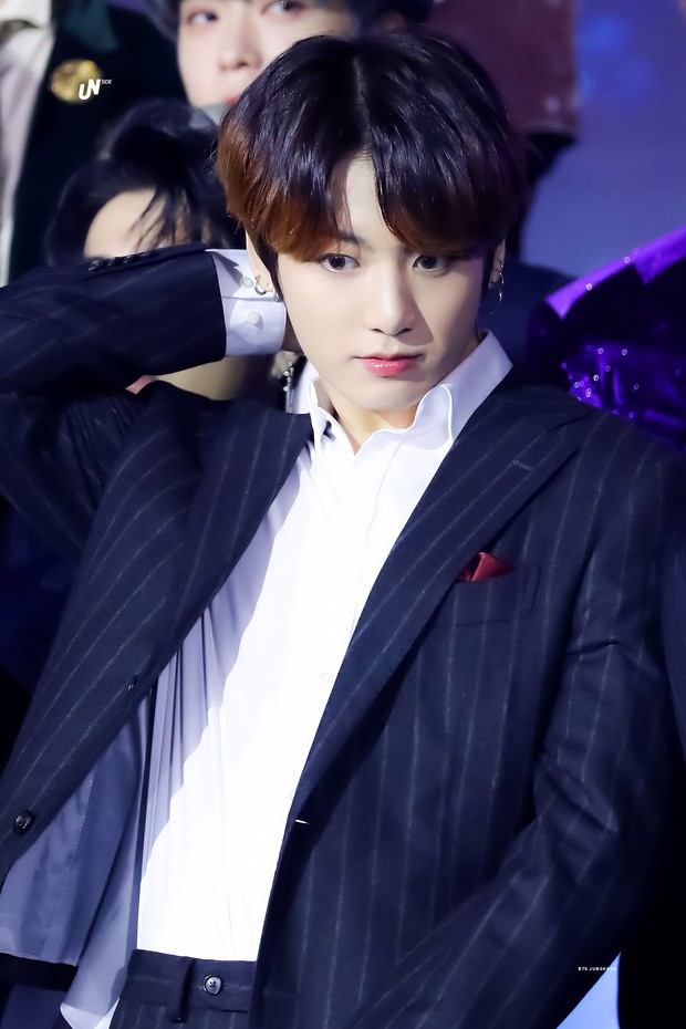 Đào fancam 2 năm trước, Jungkook vẫy chào khi đi cạnh TWICE nhưng bị mỉa mai là thích gây chú ý, người lại nghi đang hẹn hò? - Ảnh 6. Đào fancam 2 năm trước, Jungkook vẫy chào khi đi cạnh TWICE nhưng bị mỉa mai là thích gây chú ý, người lại nghi đang hẹn hò? - Ảnh 6.