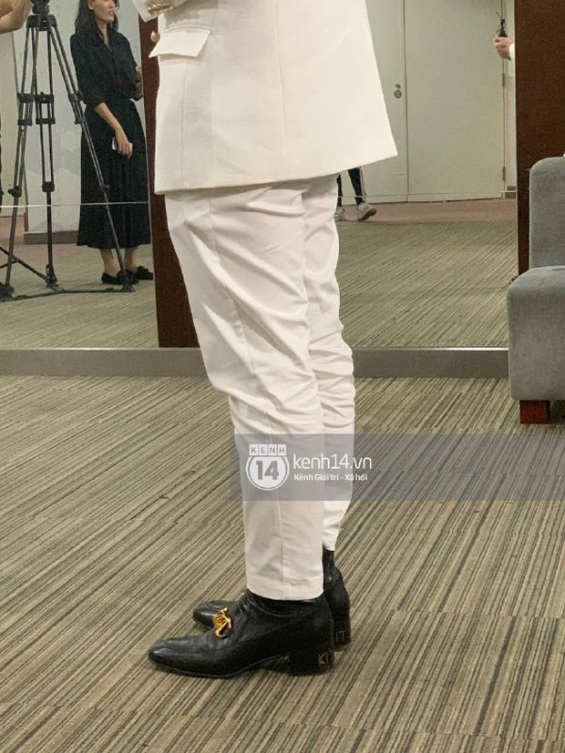 Không hổ danh là thánh giày độn, Erik lại khiến dân tình trầm trồ với đôi giày nặng trịch dưới gót chân - Ảnh 4.