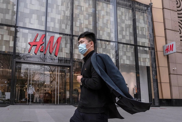 Liên hoàn phốt của H&M suốt thời gian qua: Từ cổ phiếu lao dốc, nhiều store đóng cửa cho đến bị tẩy chay - Ảnh 3.