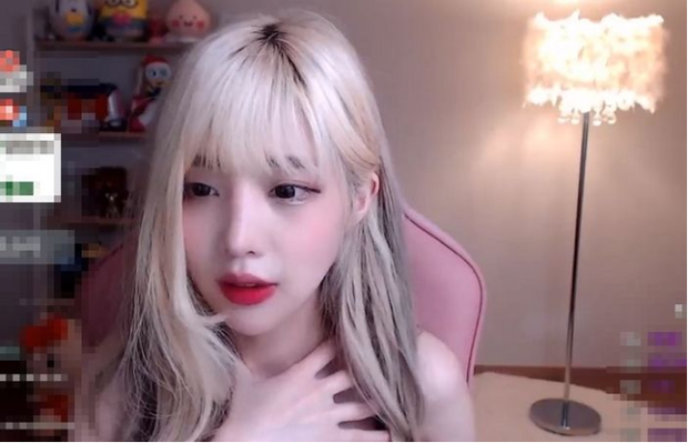 Bị hacker lấy ảnh nóng trong điện thoại dọa tung lên mạng để tống tiền, nữ streamer xinh đẹp bật khóc, tuyên bố sẽ đáp trả - Ảnh 2. Bị hacker lấy ảnh nóng trong điện thoại dọa tung lên mạng để tống tiền, nữ streamer xinh đẹp bật khóc, tuyên bố sẽ đáp trả - Ảnh 2.