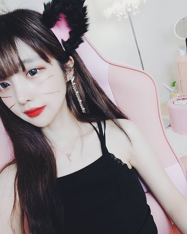 Bị hacker lấy ảnh nóng trong điện thoại dọa tung lên mạng để tống tiền, nữ streamer xinh đẹp bật khóc, tuyên bố sẽ đáp trả - Ảnh 4. Bị hacker lấy ảnh nóng trong điện thoại dọa tung lên mạng để tống tiền, nữ streamer xinh đẹp bật khóc, tuyên bố sẽ đáp trả - Ảnh 4.