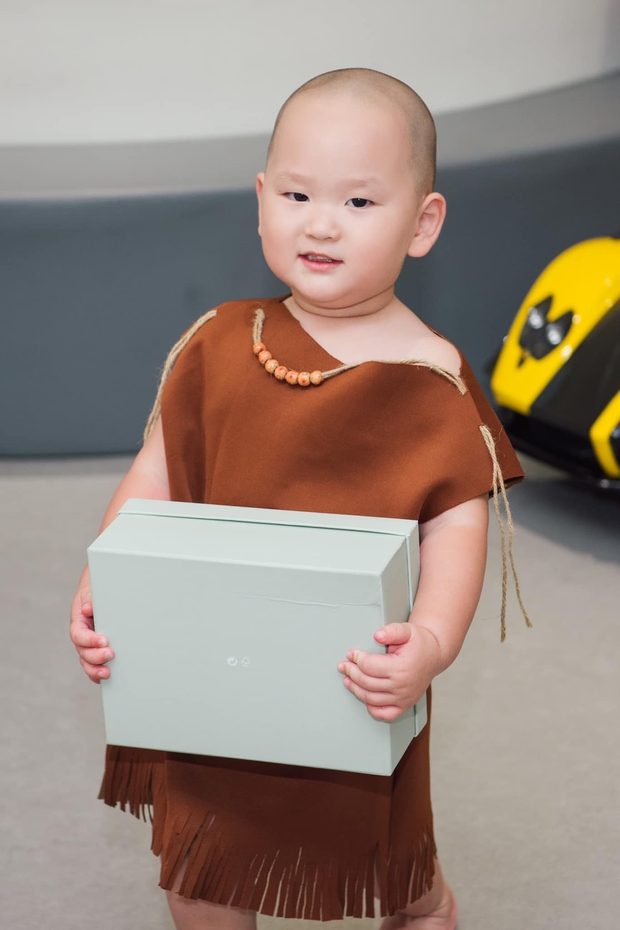 Cười xỉu với outfit cực độc của thánh hề nhà Trà My Idol trong tiệc sinh nhật, Mai Phương Thuý khoe đồng hồ hiệu trá hình? - Ảnh 3. Cười xỉu với outfit cực độc của thánh hề nhà Trà My Idol trong tiệc sinh nhật, Mai Phương Thuý khoe đồng hồ hiệu trá hình? - Ảnh 3.
