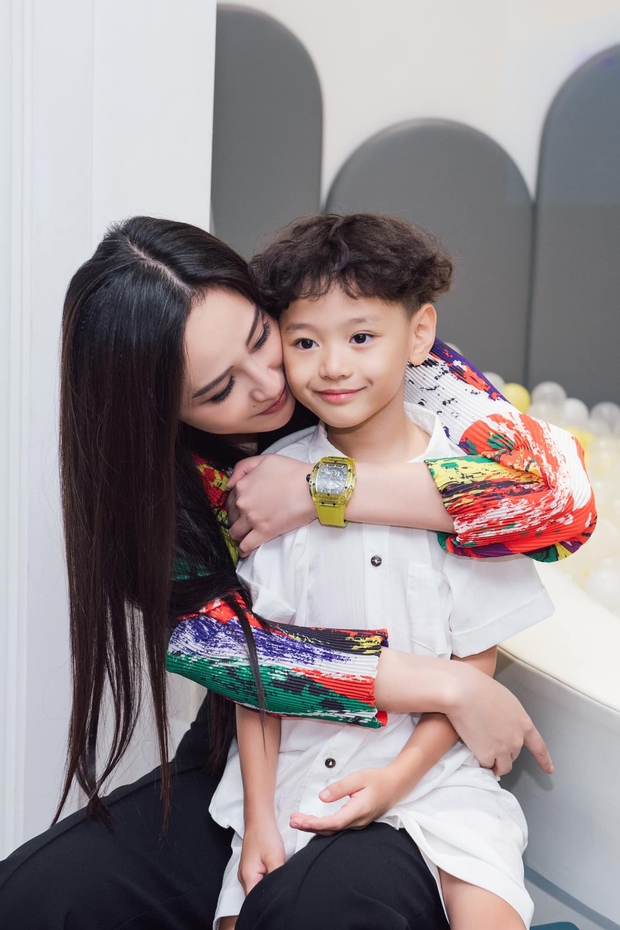 Cười xỉu với outfit cực độc của thánh hề nhà Trà My Idol trong tiệc sinh nhật, Mai Phương Thuý khoe đồng hồ hiệu trá hình? - Ảnh 7. Cười xỉu với outfit cực độc của thánh hề nhà Trà My Idol trong tiệc sinh nhật, Mai Phương Thuý khoe đồng hồ hiệu trá hình? - Ảnh 7.