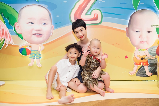 Cười xỉu với outfit cực độc của thánh hề nhà Trà My Idol trong tiệc sinh nhật, Mai Phương Thuý khoe đồng hồ hiệu trá hình? - Ảnh 9. Cười xỉu với outfit cực độc của thánh hề nhà Trà My Idol trong tiệc sinh nhật, Mai Phương Thuý khoe đồng hồ hiệu trá hình? - Ảnh 9.