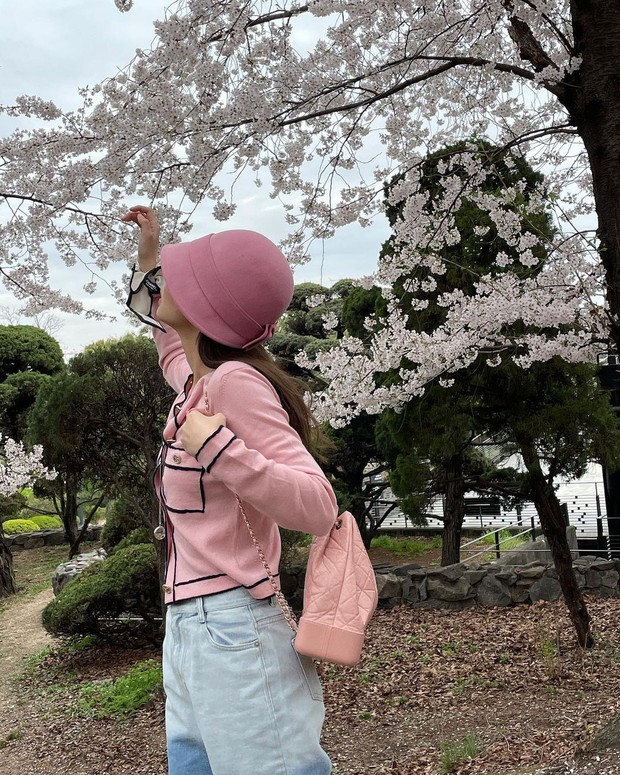 Công chúa YG Jennie ngắm hoa anh đào nó phải khác: Mặc áo 102 triệu chứ nhiêu, còn zoom cận tự bóc nhan sắc thật cho vui - Ảnh 6.