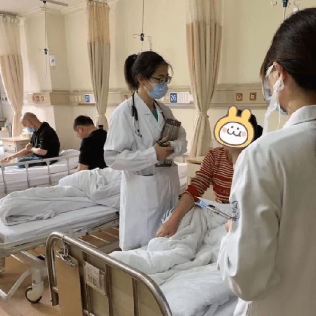 2 vợ chồng bị đau bụng, buồn nôn do nhiễm độc chì, nguyên nhân hóa ra xuất phát từ chiếc ấm thiếc - Ảnh 1.