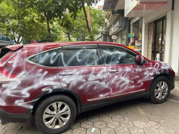 Ô tô bị xịt sơn trắng lem nhem vì đỗ trước cửa hàng nhà người khác: Người đồng tình đắc chí, kẻ lại chỉ trích hành vi phá hoại tài sản - Ảnh 1. Ô tô bị xịt sơn trắng lem nhem vì đỗ trước cửa hàng nhà người khác: Người đồng tình đắc chí, kẻ lại chỉ trích hành vi phá hoại tài sản - Ảnh 1.