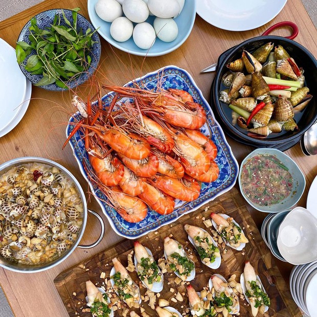 Ngồi ăn ốc lai rai tầm Hà Tăng nó cũng phải khác: Bày biện như bàn buffet, view hồ bơi chill hết nấc - Ảnh 1. Ngồi ăn ốc lai rai tầm Hà Tăng nó cũng phải khác: Bày biện như bàn buffet, view hồ bơi chill hết nấc - Ảnh 1.