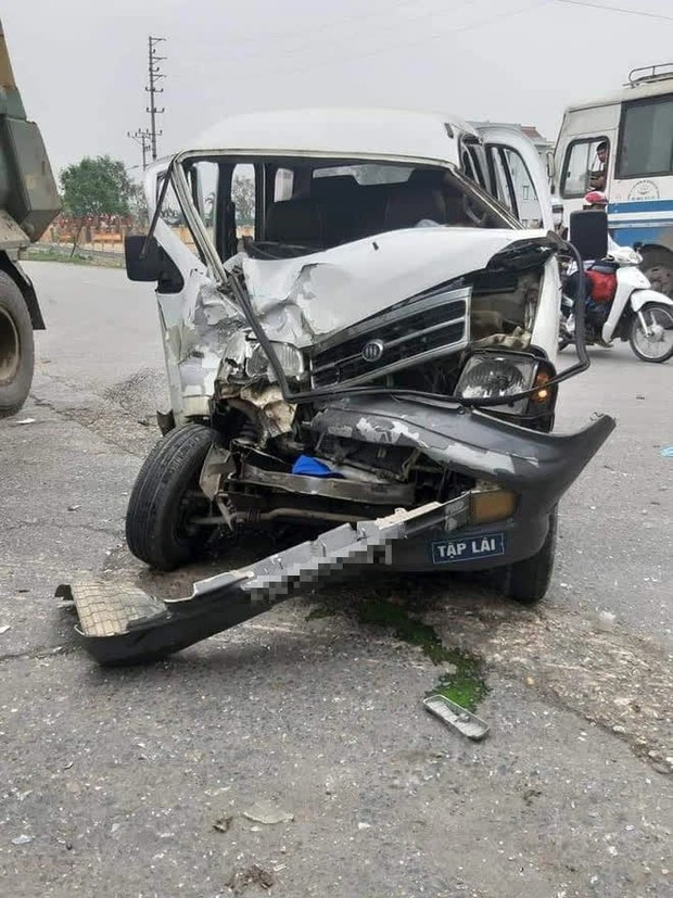 Bắc Ninh: Nữ học viên tập lái ô tô rồi đâm nát đầu xe, thầy giáo ngồi cạnh máu me đầy mặt không nói nên lời - Ảnh 2. Bắc Ninh: Nữ học viên tập lái ô tô rồi đâm nát đầu xe, thầy giáo ngồi cạnh máu me đầy mặt không nói nên lời - Ảnh 2.