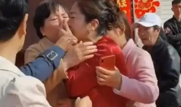 Đến dự đám cưới con trai, bà mẹ bỗng phát hiện cô dâu chính là con gái ruột mất tích nhiều năm trước, cái kết bất ngờ khiến ai nấy nghẹn ngào - Ảnh 3. Đến dự đám cưới con trai, bà mẹ bỗng phát hiện cô dâu chính là con gái ruột mất tích nhiều năm trước, cái kết bất ngờ khiến ai nấy nghẹn ngào - Ảnh 3.
