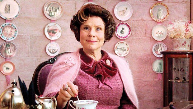 Hội bô lão của Harry Potter sau 20 năm: Thầy Dumbledore 80 tuổi vẫn đóng phim, ác nữ Umbridge sắp thành Nữ hoàng Anh trong series cung đấu đình đám - Ảnh 11.