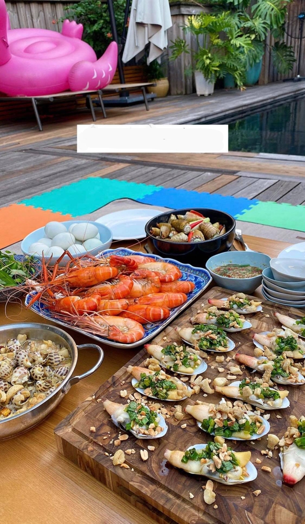 Ngồi ăn ốc lai rai tầm Hà Tăng nó cũng phải khác: Bày biện như bàn buffet, view hồ bơi chill hết nấc - Ảnh 2. Ngồi ăn ốc lai rai tầm Hà Tăng nó cũng phải khác: Bày biện như bàn buffet, view hồ bơi chill hết nấc - Ảnh 2.