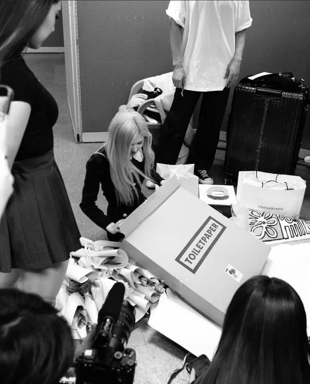 Rosé nhận được hộp quà in chữ giấy vệ sinh, ai cũng hết hồn khiến chính chủ vội thanh minh - Ảnh 2.