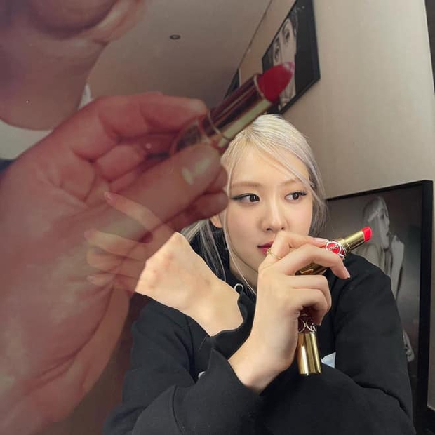 Rosé nhận được hộp quà in chữ giấy vệ sinh, ai cũng hết hồn khiến chính chủ vội thanh minh - Ảnh 6.