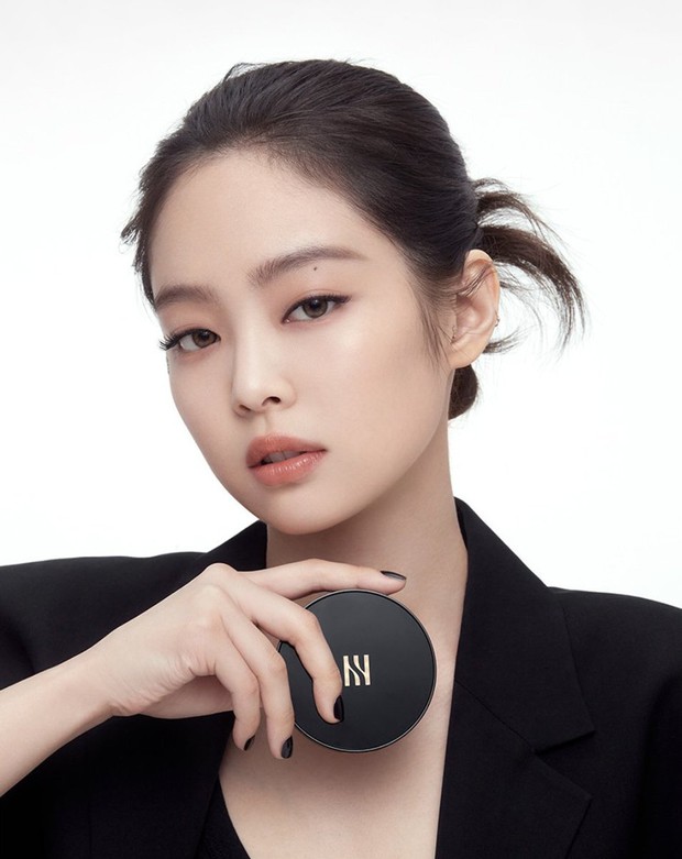 Đếm số nhãn hàng trên... body Jennie: Cổ có Chanel, mắt có Gentle Monster, nữ thần quảng cáo là đây chứ đâu! - Ảnh 8.