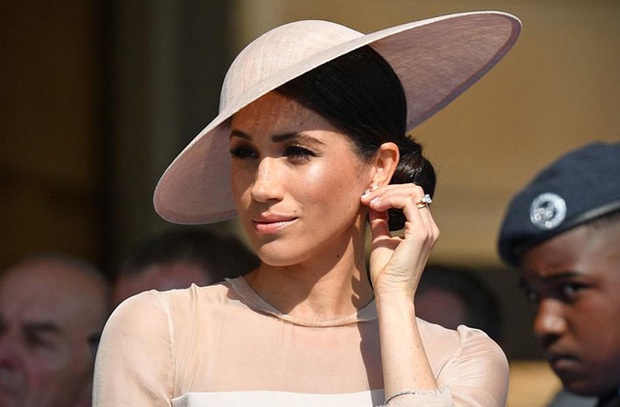 Harry khiến nhân viên cung điện khiếp sợ, tham vọng lớn nhất của Meghan được tiết lộ, gia nhập Hoàng gia Anh chỉ là một nước cờ - Ảnh 2. Harry khiến nhân viên cung điện khiếp sợ, tham vọng lớn nhất của Meghan được tiết lộ, gia nhập Hoàng gia Anh chỉ là một nước cờ - Ảnh 2.