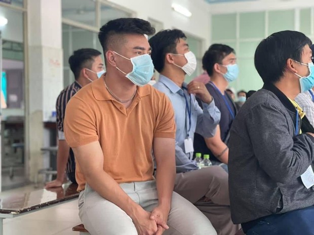 Tranh cãi nảy lửa clip Lê Dương Bảo Lâm thi trượt bằng lái 14 lần nhưng vẫn lái xe ô tô đưa vợ đi đẻ? - Ảnh 4. Tranh cãi nảy lửa clip Lê Dương Bảo Lâm thi trượt bằng lái 14 lần nhưng vẫn lái xe ô tô đưa vợ đi đẻ? - Ảnh 4.