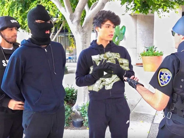 Dàn dựng cảnh cướp ngân hàng quá giống, hai nam YouTuber đối mặt án phạt 5 năm tù vì đùa dai - Ảnh 3. Dàn dựng cảnh cướp ngân hàng quá giống, hai nam YouTuber đối mặt án phạt 5 năm tù vì đùa dai - Ảnh 3.