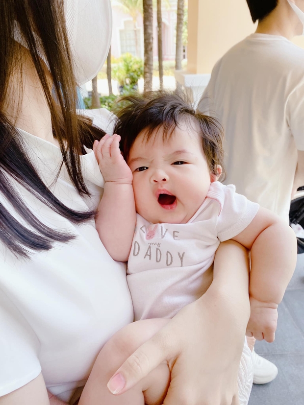 Đông Nhi khoe được ái nữ nịnh siêu đáng yêu, mẹ con quấn nhau cỡ nào mà Ông Cao Thắng tự nhận bị ra rìa - Ảnh 8. Đông Nhi khoe được ái nữ nịnh siêu đáng yêu, mẹ con quấn nhau cỡ nào mà Ông Cao Thắng tự nhận bị ra rìa - Ảnh 8.
