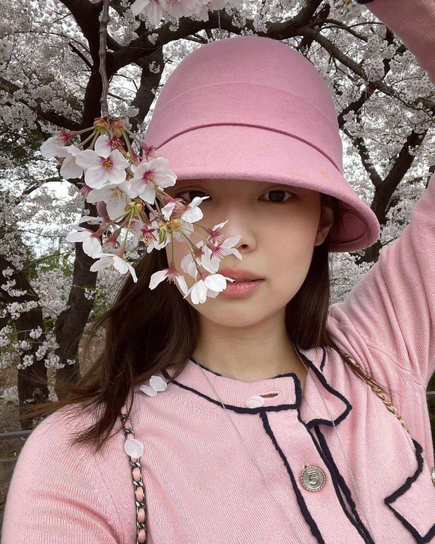 Jennie diện đồ Chanel gần 100 triệu mà cũng bị gạch đá, netizen liệu có đang quá quắt? - Ảnh 4. Jennie diện đồ Chanel gần 100 triệu mà cũng bị gạch đá, netizen liệu có đang quá quắt? - Ảnh 4.