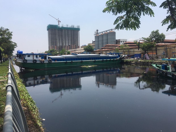 TP.HCM: Sà lan mắc kẹt, chắn ngang dòng kênh Tàu Hủ khiến tàu thuyền không thể di chuyển - Ảnh 1. TP.HCM: Sà lan mắc kẹt, chắn ngang dòng kênh Tàu Hủ khiến tàu thuyền không thể di chuyển - Ảnh 1.