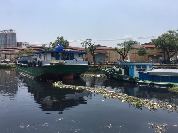 TP.HCM: Sà lan mắc kẹt, chắn ngang dòng kênh Tàu Hủ khiến tàu thuyền không thể di chuyển - Ảnh 2. TP.HCM: Sà lan mắc kẹt, chắn ngang dòng kênh Tàu Hủ khiến tàu thuyền không thể di chuyển - Ảnh 2.