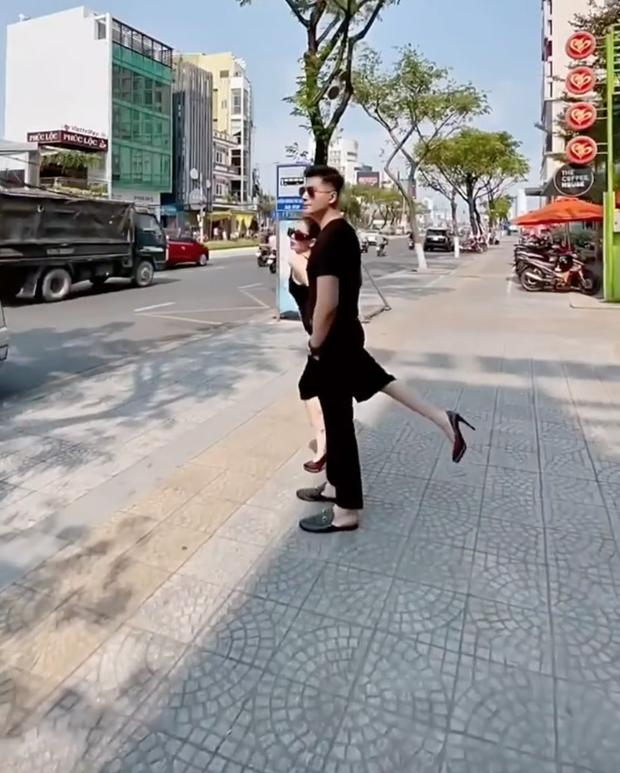 Bàn tay đặt chỗ lạ của tình trẻ kém 12 tuổi và Lệ Quyên chiếm trọn spotlight trong clip tình bể bình - Ảnh 3. Bàn tay đặt chỗ lạ của tình trẻ kém 12 tuổi và Lệ Quyên chiếm trọn spotlight trong clip tình bể bình - Ảnh 3.