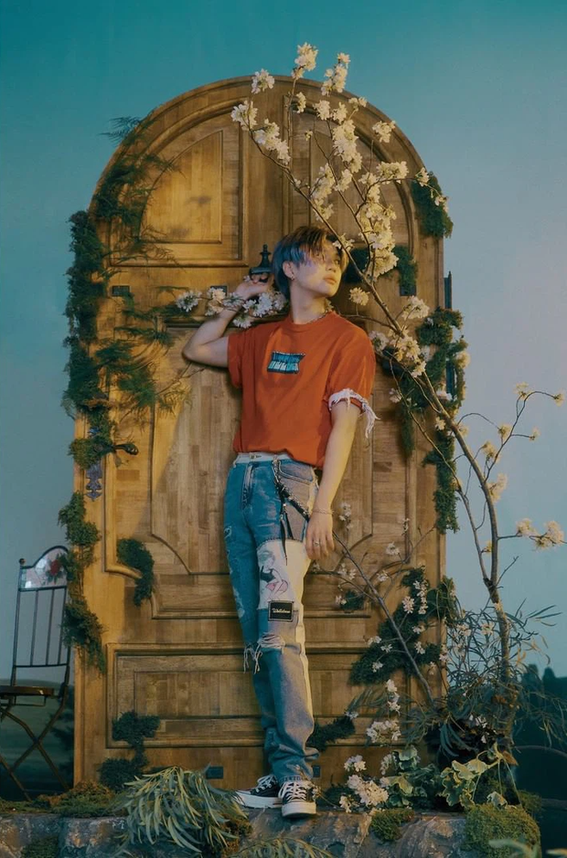 Nam idol đình đám mặc chiếc quần trông sai sai, fan vỡ òa phát hiện anh tránh được scandal nhạy cảm nhờ stylist... vẽ bừa - Ảnh 2. Nam idol đình đám mặc chiếc quần trông sai sai, fan vỡ òa phát hiện anh tránh được scandal nhạy cảm nhờ stylist... vẽ bừa - Ảnh 2.