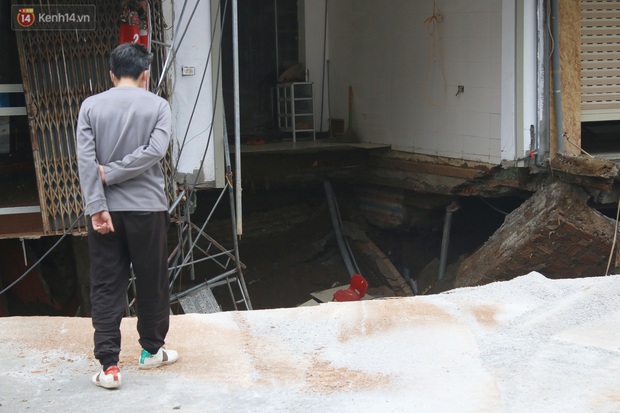 Hà Nội: Người dân bàng hoàng kể lại giây phút hố tử thần khổng lồ xuất hiện, nuốt chửng cây lộc vừng và khiến 20 hộ phải sơ tán - Ảnh 9.