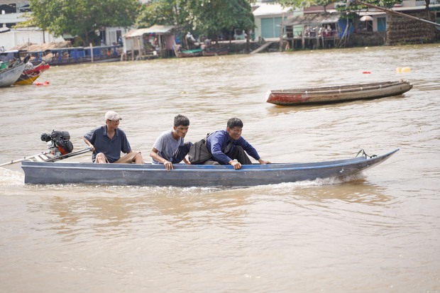 Mạc Văn Khoa suýt chết vì bị lật xuồng, ngâm mình dưới nước lạnh suốt 2 tiếng trong Lật Mặt: 48H - Ảnh 4.