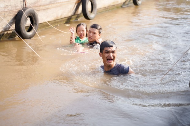 Mạc Văn Khoa suýt chết vì bị lật xuồng, ngâm mình dưới nước lạnh suốt 2 tiếng trong Lật Mặt: 48H - Ảnh 7.