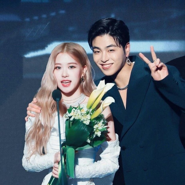 Bị YG ngăn cấm nhưng giữa BLACKPINK và iKON vẫn tồn tại cặp đôi ảnh ghép Rosé và Junhoe có tương tác cực đáng yêu! - Ảnh 7. Bị YG ngăn cấm nhưng giữa BLACKPINK và iKON vẫn tồn tại cặp đôi ảnh ghép Rosé và Junhoe có tương tác cực đáng yêu! - Ảnh 7.