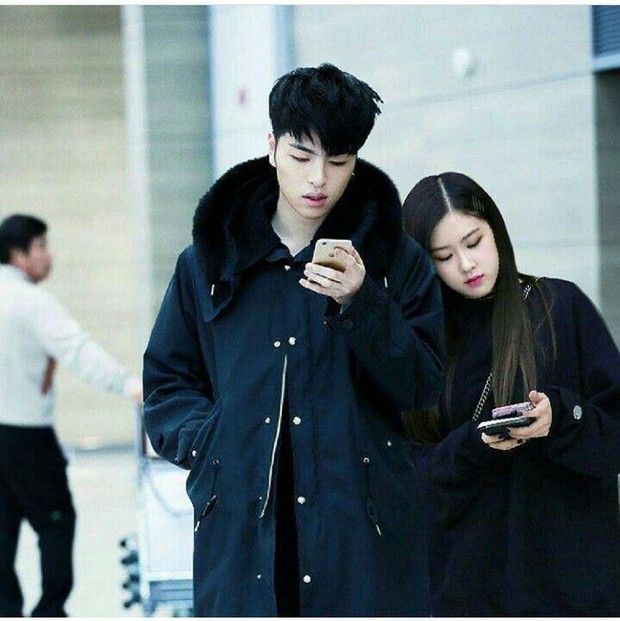 Bị YG ngăn cấm nhưng giữa BLACKPINK và iKON vẫn tồn tại cặp đôi ảnh ghép Rosé và Junhoe có tương tác cực đáng yêu! - Ảnh 9. Bị YG ngăn cấm nhưng giữa BLACKPINK và iKON vẫn tồn tại cặp đôi ảnh ghép Rosé và Junhoe có tương tác cực đáng yêu! - Ảnh 9.