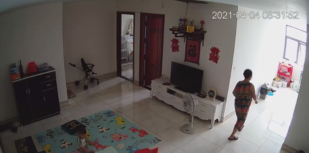 Check camera, mẹ trẻ hoảng hồn thấy con trai 9 tháng tuổi được nữ ô sin bế vào toilet rồi khóc ré lên dữ dội - Ảnh 2. Check camera, mẹ trẻ hoảng hồn thấy con trai 9 tháng tuổi được nữ ô sin bế vào toilet rồi khóc ré lên dữ dội - Ảnh 2.