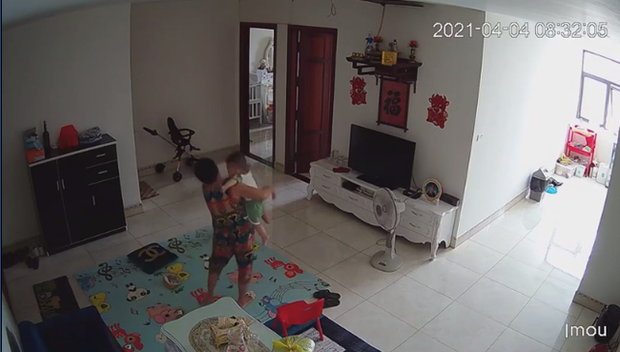 Check camera, mẹ trẻ hoảng hồn thấy con trai 9 tháng tuổi được nữ ô sin bế vào toilet rồi khóc ré lên dữ dội - Ảnh 3. Check camera, mẹ trẻ hoảng hồn thấy con trai 9 tháng tuổi được nữ ô sin bế vào toilet rồi khóc ré lên dữ dội - Ảnh 3.