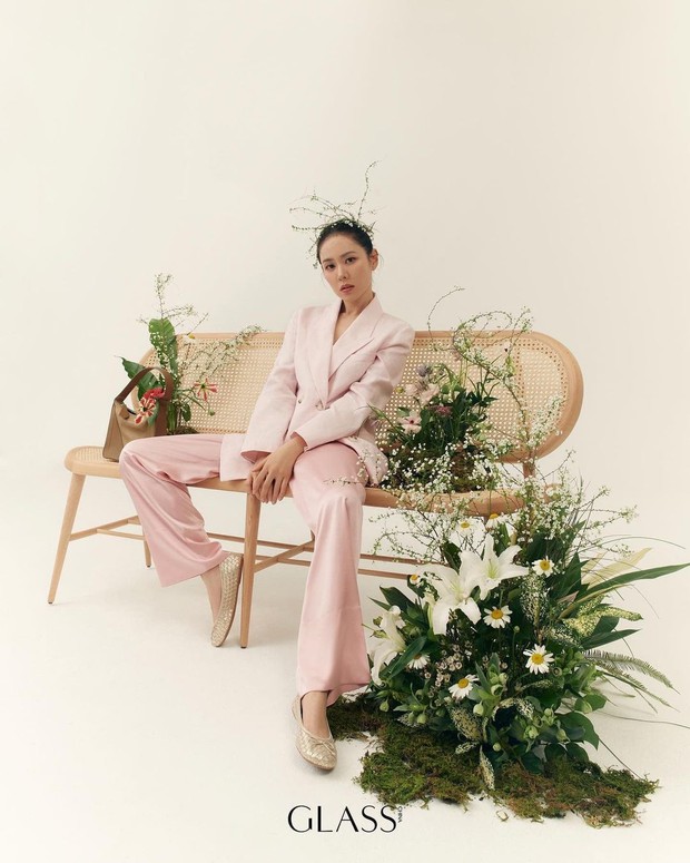 Son Ye Jin đẳng cấp như nữ thần mùa xuân, ảnh hậu trường còn xuất sắc hơn cả ảnh tạp chí - Ảnh 3.
