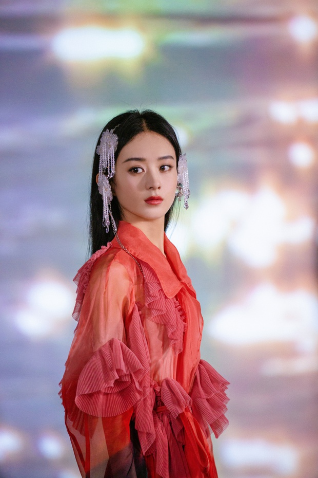 Đại chiến visual 2 nàng thơ Dior: Angela Baby mặt bỗng dưng nhọn hoắt, Triệu Lệ Dĩnh vòng 1 lép kẹp, khí chất gây tranh cãi - Ảnh 16. Đại chiến visual 2 nàng thơ Dior: Angela Baby mặt bỗng dưng nhọn hoắt, Triệu Lệ Dĩnh vòng 1 lép kẹp, khí chất gây tranh cãi - Ảnh 16.