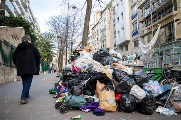Những hình ảnh gây sốc cho thấy thành phố Paris hoa lệ ngập trong rác khiến cộng đồng mạng thất vọng tràn trề, chuyện gì đang xảy ra? - Ảnh 10. Những hình ảnh gây sốc cho thấy thành phố Paris hoa lệ ngập trong rác khiến cộng đồng mạng thất vọng tràn trề, chuyện gì đang xảy ra? - Ảnh 10.