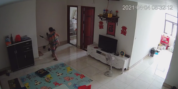 Check camera, mẹ trẻ hoảng hồn thấy con trai 9 tháng tuổi được nữ ô sin bế vào toilet rồi khóc ré lên dữ dội - Ảnh 4. Check camera, mẹ trẻ hoảng hồn thấy con trai 9 tháng tuổi được nữ ô sin bế vào toilet rồi khóc ré lên dữ dội - Ảnh 4.
