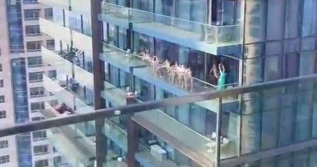 Các cô gái khỏa thân trên ban công ở Dubai chịu một hình phạt bất ngờ - Ảnh 1. Các cô gái khỏa thân trên ban công ở Dubai chịu một hình phạt bất ngờ - Ảnh 1.