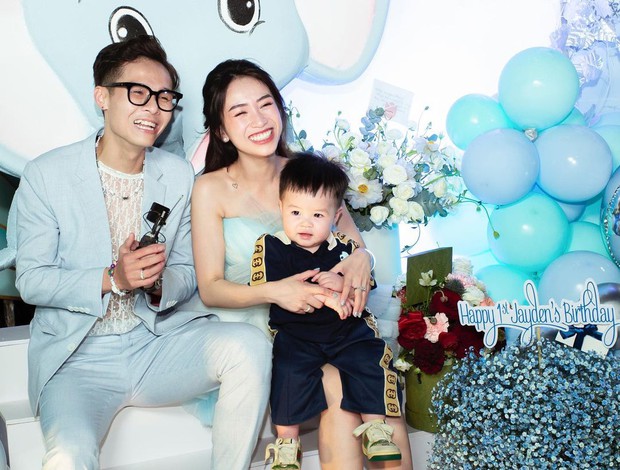 Khi rich kid lên chức phụ huynh, độ giàu sang thể hiện ngay từ khoản sắm đồ hiệu cho con - Ảnh 13. Khi rich kid lên chức phụ huynh, độ giàu sang thể hiện ngay từ khoản sắm đồ hiệu cho con - Ảnh 13.