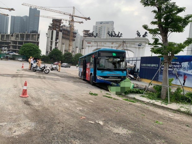 Hà Nội: Điều tra nguyên nhân xe buýt lao lên vỉa hè đâm chết người đi đường - Ảnh 1. Hà Nội: Điều tra nguyên nhân xe buýt lao lên vỉa hè đâm chết người đi đường - Ảnh 1.