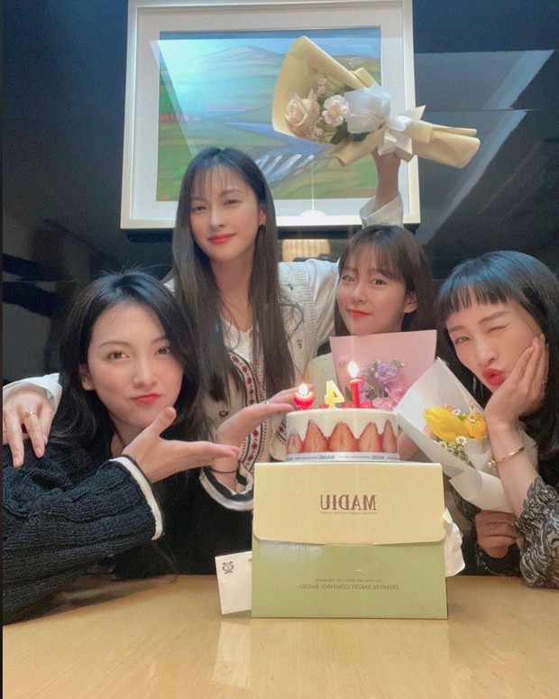 KARA tụ họp kỷ niệm 14 năm debut, câu nói của trưởng nhóm Gyuri về Goo Hara khiến fan rơi nước mắt xúc động - Ảnh 2. KARA tụ họp kỷ niệm 14 năm debut, câu nói của trưởng nhóm Gyuri về Goo Hara khiến fan rơi nước mắt xúc động - Ảnh 2.
