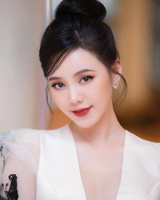 Lên đồ lồng lộn đi sự kiện ở năm 2021 nhưng Quỳnh Kool lại đăng ảnh như ngược về những năm 2000 - Ảnh 3. Lên đồ lồng lộn đi sự kiện ở năm 2021 nhưng Quỳnh Kool lại đăng ảnh như ngược về những năm 2000 - Ảnh 3.