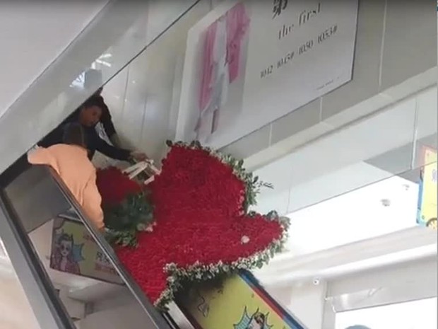 Thanh niên tặng vợ cũ trái tim làm từ 1314 bông hoa hồng nhưng giữa đường thì vỡ tim - Ảnh 3.