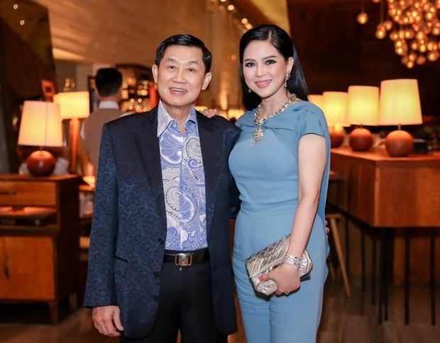 Tỷ phú Johnathan Hạnh Nguyễn từng yêu điên cuồng: Đi mọi chuyến bay mà vợ làm tiếp viên, vé có thể lấp đầy cả một căn phòng lớn - Ảnh 1. Tỷ phú Johnathan Hạnh Nguyễn từng yêu điên cuồng: Đi mọi chuyến bay mà vợ làm tiếp viên, vé có thể lấp đầy cả một căn phòng lớn - Ảnh 1.
