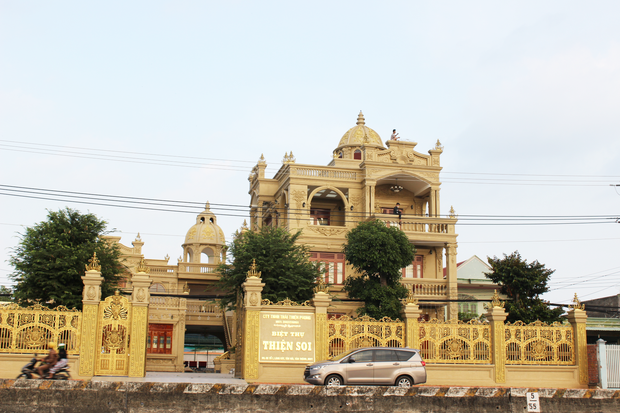 Vợ nam diễn viên nổi tiếng vừa bị bắt liên quan gì đến chủ biệt thự dát vàng Thiện Soi? - Ảnh 4. Vợ nam diễn viên nổi tiếng vừa bị bắt liên quan gì đến chủ biệt thự dát vàng Thiện Soi? - Ảnh 4.