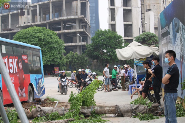 Chùm ảnh: Hiện trường vụ xe buýt đi sai tuyến đường, lao lên vỉa hè đâm tử vong người đi bộ tại Hà Nội - Ảnh 10. Chùm ảnh: Hiện trường vụ xe buýt đi sai tuyến đường, lao lên vỉa hè đâm tử vong người đi bộ tại Hà Nội - Ảnh 10.