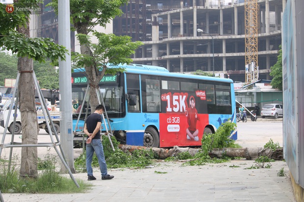 Chùm ảnh: Hiện trường vụ xe buýt đi sai tuyến đường, lao lên vỉa hè đâm tử vong người đi bộ tại Hà Nội - Ảnh 1. Chùm ảnh: Hiện trường vụ xe buýt đi sai tuyến đường, lao lên vỉa hè đâm tử vong người đi bộ tại Hà Nội - Ảnh 1.