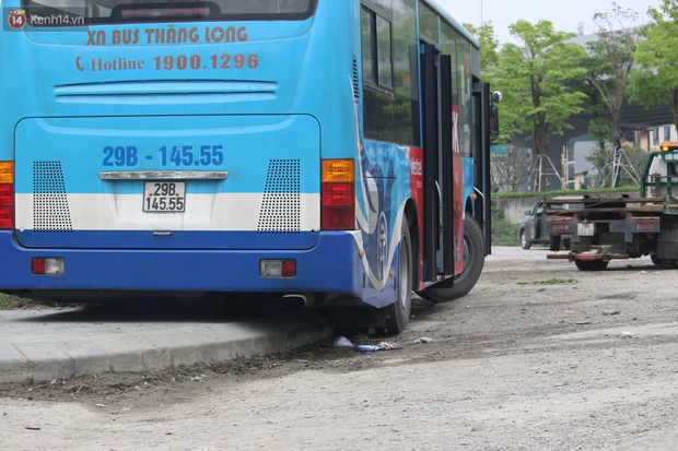 Chùm ảnh: Hiện trường vụ xe buýt đi sai tuyến đường, lao lên vỉa hè đâm tử vong người đi bộ tại Hà Nội - Ảnh 4. Chùm ảnh: Hiện trường vụ xe buýt đi sai tuyến đường, lao lên vỉa hè đâm tử vong người đi bộ tại Hà Nội - Ảnh 4.
